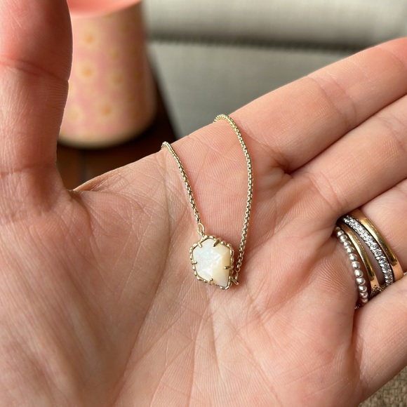 Never worn Kendra Scott mother of pearl stone necklace with gold chain - Picture 2 of 2